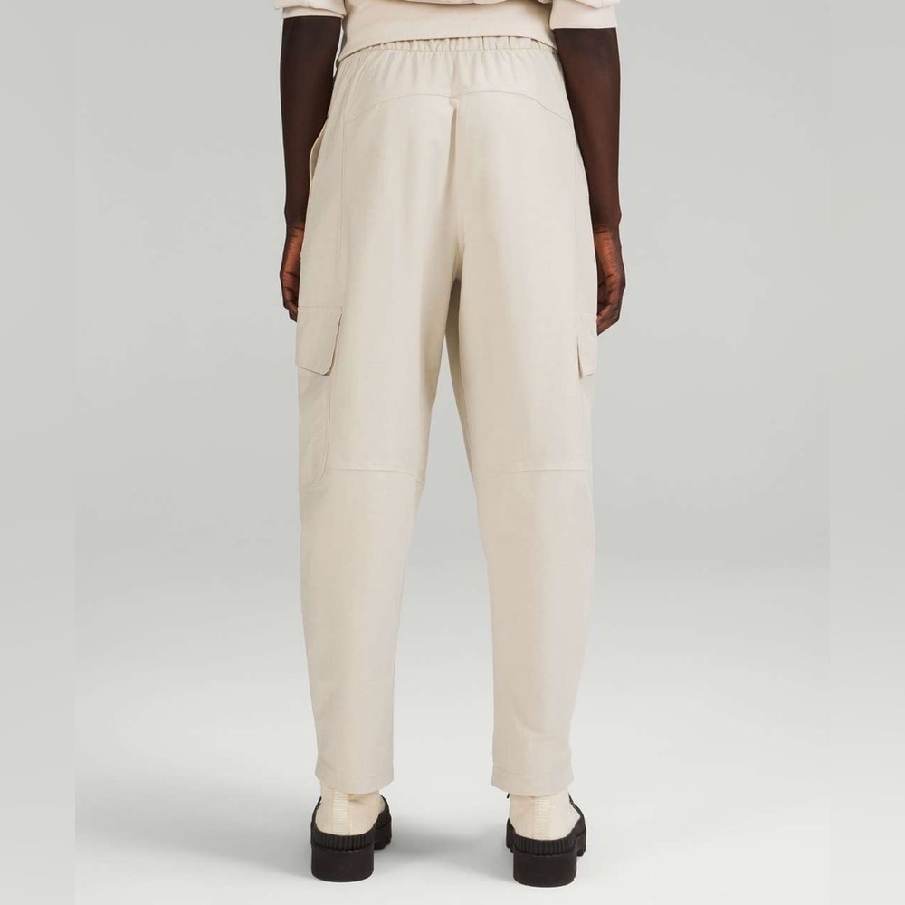 Lululemon Light Utilitech Cargo Pocket High-Rise Pant
Natural Ivory